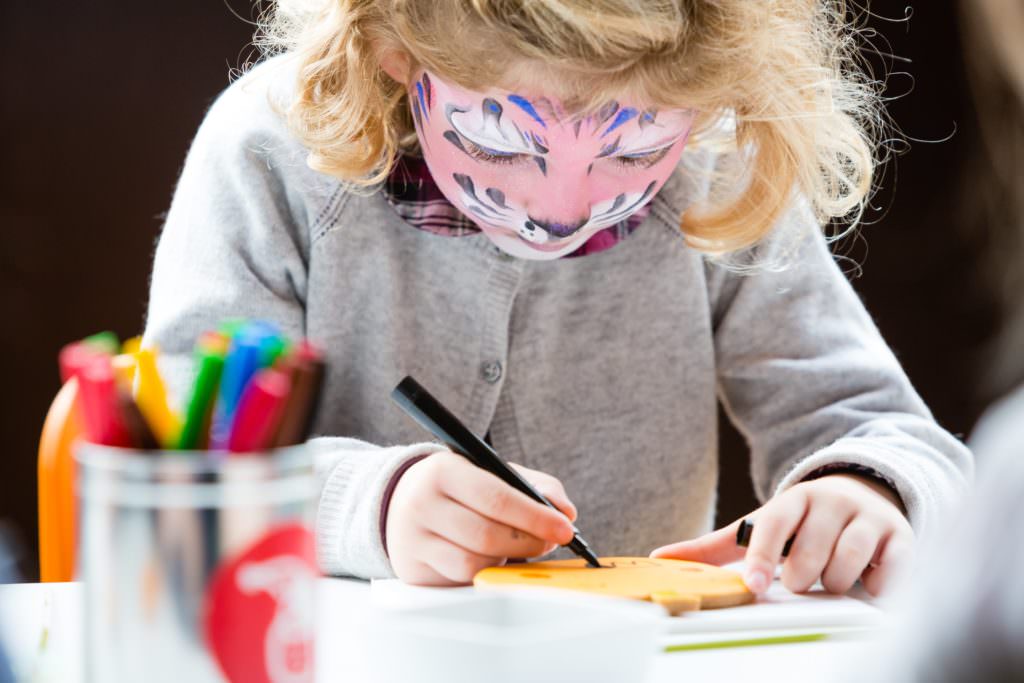 Children's entertainment during a brunch 5