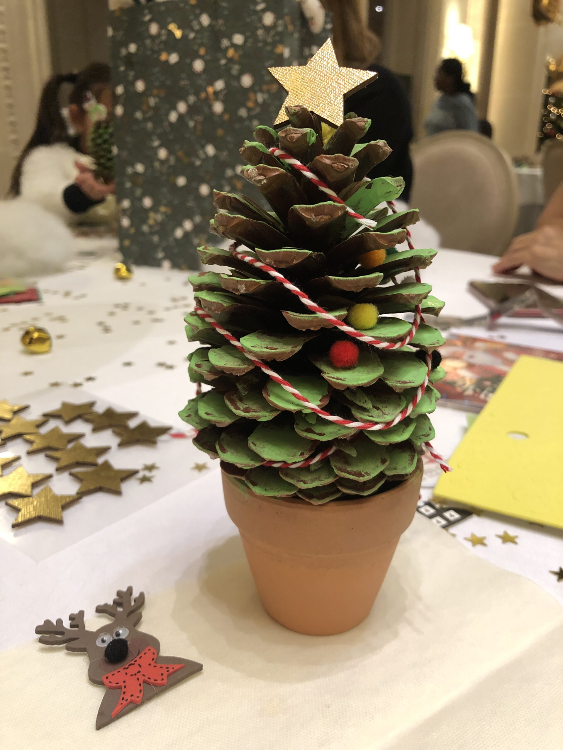 Animations enfants sur un arbre de Noël 6