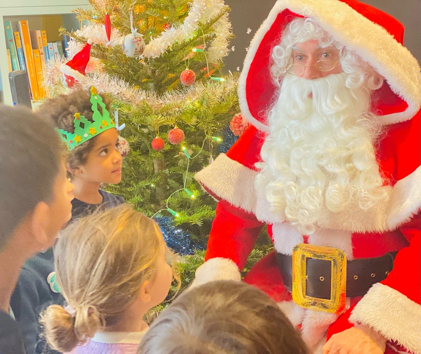 Animations enfants sur un arbre de Noël 7