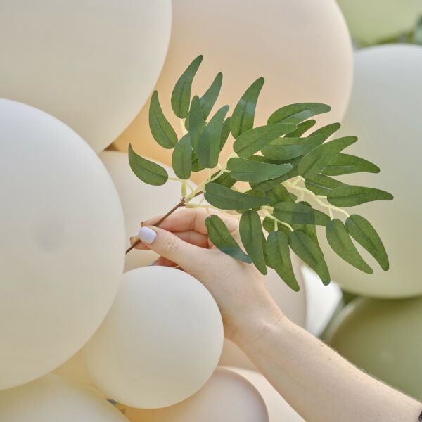 Arche de ballons taupe, pêche & sauge avec eucalyptus, feuillage de sauge et banderoles en papier