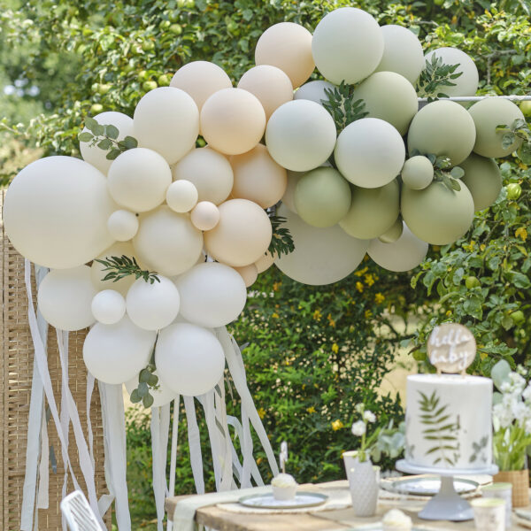 Arche de ballons taupe, pêche & sauge avec eucalyptus, feuillage de sauge et banderoles en papier