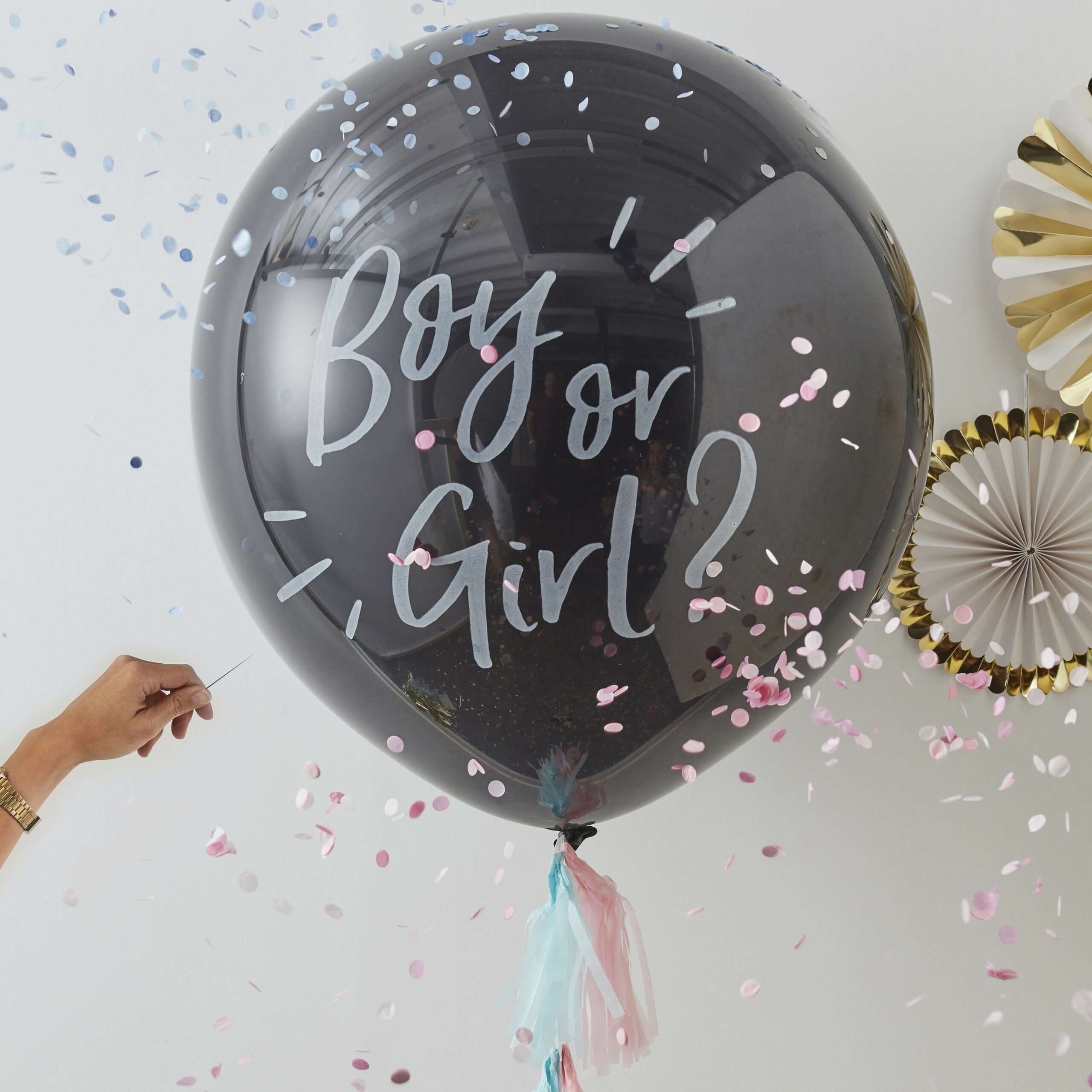 grand ballon noir avec texte de lettrage - garçon ou fille - avec des ballons  roses et bleus lors de la fête de révélation du genre. éléments de  conception 3d réalistes. ballons