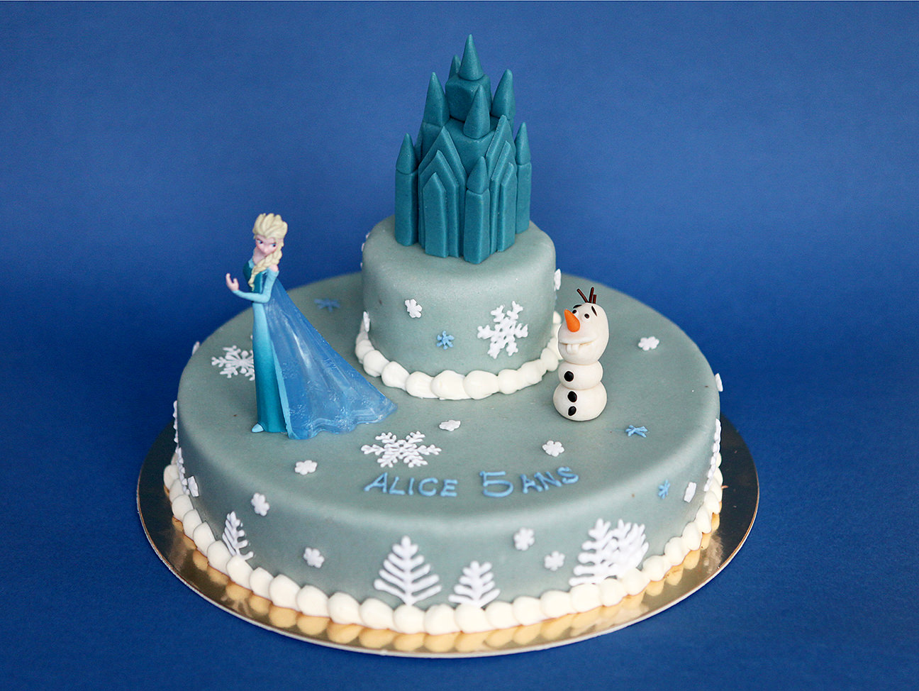 Le gâteau Reine des neiges - 50 idées originales  Frozen birthday cake,  Frozen birthday party cake, Cool birthday cakes