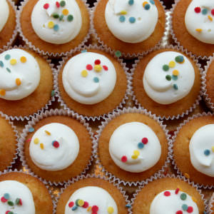 16 mini cupcakes Confetti