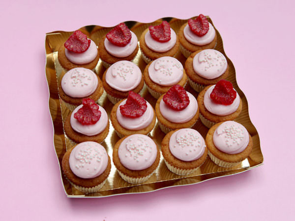 16 mini pink cupcakes